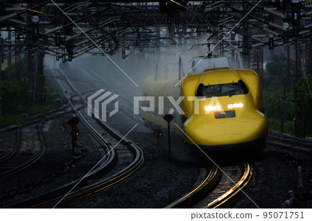 Type 923 Doctor Yellow passing through Maibara Station in the rain (Tokaido Shinkansen Maibara, October 2022) Type 923 Doctor Yellow passing through Maibara Station in the rain (Tokaido Shinkansen Maibara, October 2022) 95071751