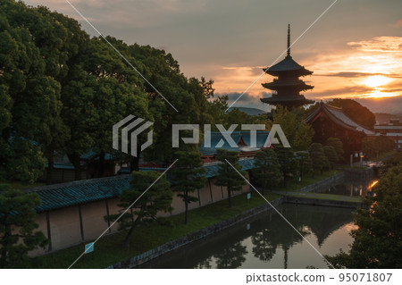 The five-storied pagoda of Toji Temple waiting for dawn in Minami Ward, Kyoto City The five-storied pagoda of Toji Temple waiting for dawn in Minami Ward, Kyoto City 95071807