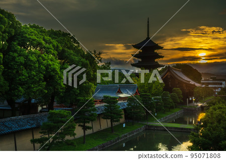 The five-storied pagoda of Toji Temple waiting for dawn in Minami Ward, Kyoto City The five-storied pagoda of Toji Temple waiting for dawn in Minami Ward, Kyoto City 95071808