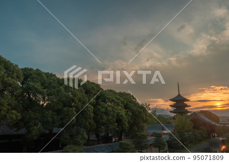 The five-storied pagoda of Toji Temple waiting for dawn in Minami Ward, Kyoto City 95071809