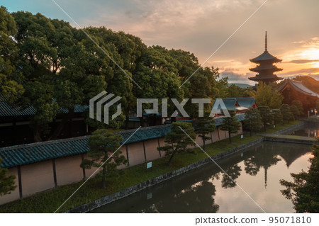 京都市南區等待黎明的東寺五層寶塔 京都市南區等待黎明的東寺五層寶塔 95071810