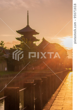 The five-storied pagoda of Toji Temple waiting for dawn in Minami Ward, Kyoto City The five-storied pagoda of Toji Temple waiting for dawn in Minami Ward, Kyoto City 95071818