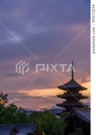 The five-storied pagoda of Toji Temple waiting for dawn in Minami Ward, Kyoto City The five-storied pagoda of Toji Temple waiting for dawn in Minami Ward, Kyoto City 95071834