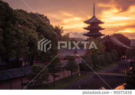 The five-storied pagoda of Toji Temple waiting for dawn in Minami Ward, Kyoto City The five-storied pagoda of Toji Temple waiting for dawn in Minami Ward, Kyoto City 95071839