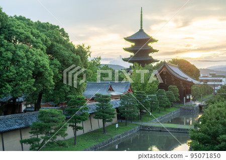 京都市南區等待黎明的東寺五層寶塔 京都市南區等待黎明的東寺五層寶塔 95071850