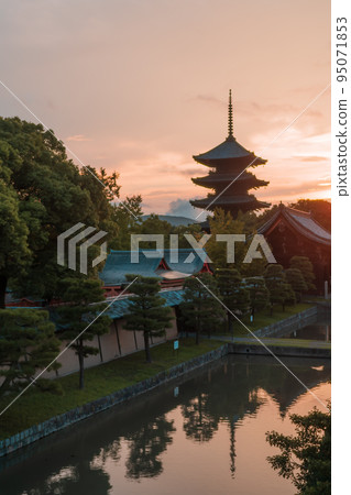 京都市南區等待黎明的東寺五層寶塔 京都市南區等待黎明的東寺五層寶塔 95071853