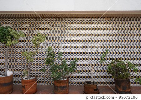 [墨西哥] 墨西哥城一個典型住宅的入口。綠色和瓷磚很時尚。 95072196