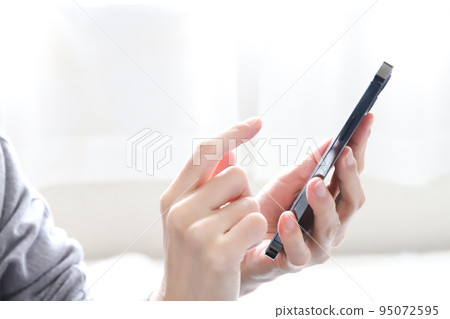操作智能手機的手 95072595