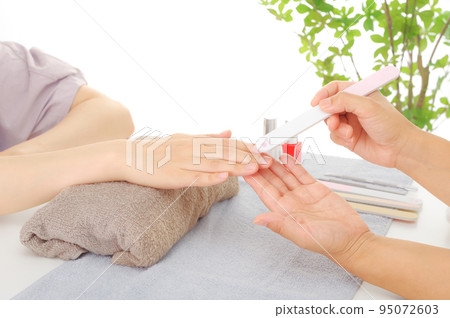 在美甲沙龍做指甲護理的女人 在美甲沙龍做指甲護理的女人 95072603