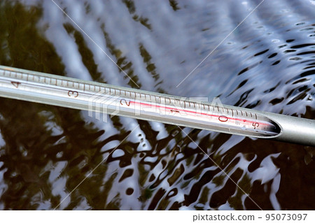 Measuring the water temperature of Akaishizawa 95073097
