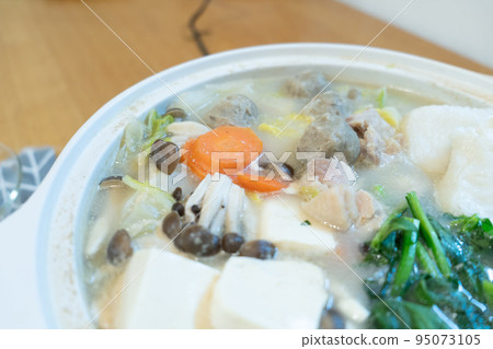 eat hot pot on a cold day 95073105
