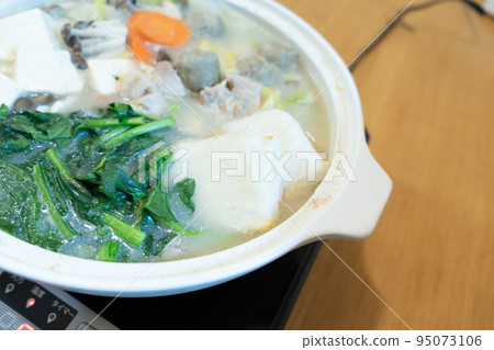 eat hot pot on a cold day 95073106