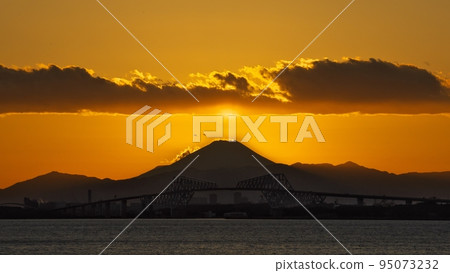 冬天的二月 舞濱海灘染成橙色的鑽石富士 夕陽在山頂 一隻鳥在山頂拍打翅膀 冬天的二月 舞濱海灘染成橙色的鑽石富士 夕陽在山頂 一隻鳥在山頂拍打翅膀 95073232