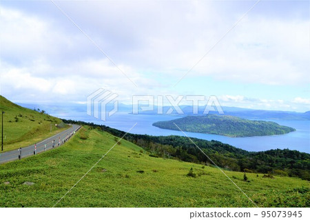 從美幌峠看到的阿寒摩周國定公園屈斜路湖風景 95073945