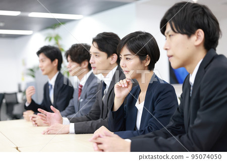 五位商界人士在談判中表情不解_2 95074050