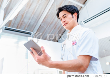 帶平板電腦的康復中心男性護理人員 95074182
