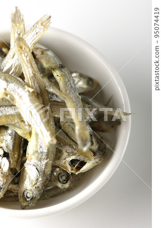 白色背景下小盤子上的干沙丁魚鳥瞰圖 白色背景下小盤子上的干沙丁魚鳥瞰圖 95074419