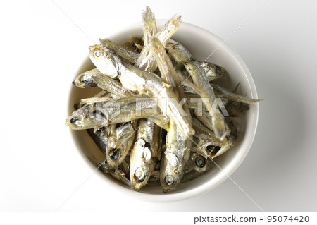 白色背景下小盤子上的干沙丁魚鳥瞰圖 白色背景下小盤子上的干沙丁魚鳥瞰圖 95074420