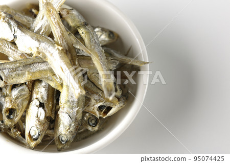 白色背景下小盤子上的干沙丁魚鳥瞰圖 白色背景下小盤子上的干沙丁魚鳥瞰圖 95074425