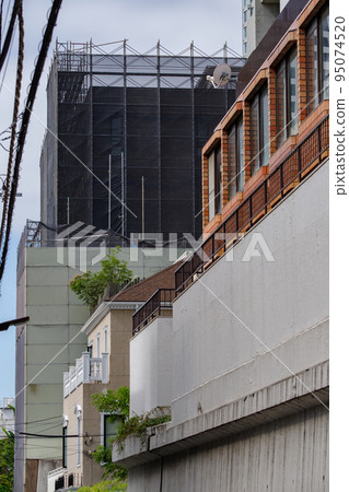 有腳手架和在施工期間建造的腳手架的建築物 有腳手架和在施工期間建造的腳手架的建築物 95074520