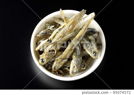 黑色背景小盤子上的干沙丁魚鳥瞰圖 黑色背景小盤子上的干沙丁魚鳥瞰圖 95074572