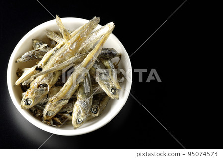 黑色背景小盤子上的干沙丁魚鳥瞰圖 黑色背景小盤子上的干沙丁魚鳥瞰圖 95074573