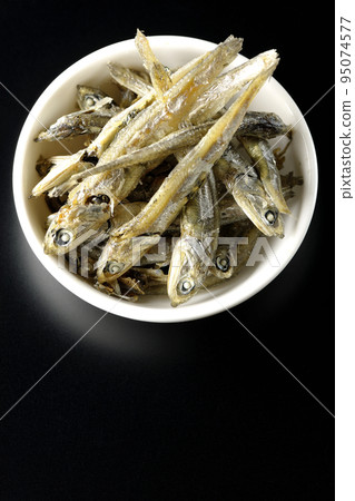 黑色背景小盤子上的干沙丁魚鳥瞰圖 黑色背景小盤子上的干沙丁魚鳥瞰圖 95074577