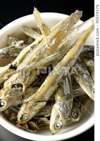 黑色背景小盤子上的干沙丁魚鳥瞰圖 黑色背景小盤子上的干沙丁魚鳥瞰圖 95074578