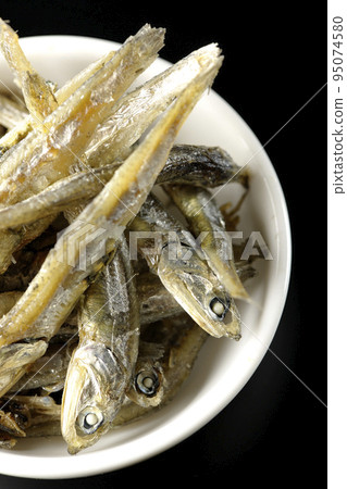 黑色背景小盤子上的干沙丁魚鳥瞰圖 黑色背景小盤子上的干沙丁魚鳥瞰圖 95074580