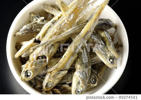 黑色背景小盤子上的干沙丁魚鳥瞰圖 黑色背景小盤子上的干沙丁魚鳥瞰圖 95074581