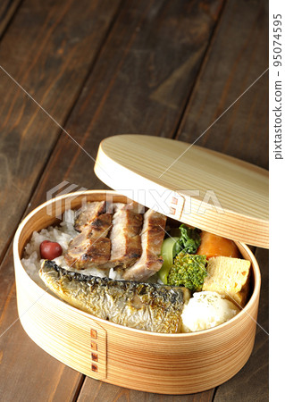 Grilled fish bento box with pork, potato salad, omelet, etc. 95074595