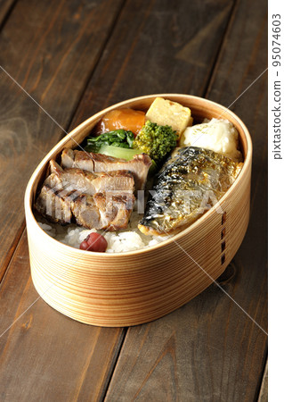 烤魚便當盒配豬肉、土豆沙拉、煎蛋捲等。 烤魚便當盒配豬肉、土豆沙拉、煎蛋捲等。 95074603