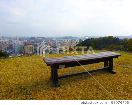 bench overlooking the city 95074706