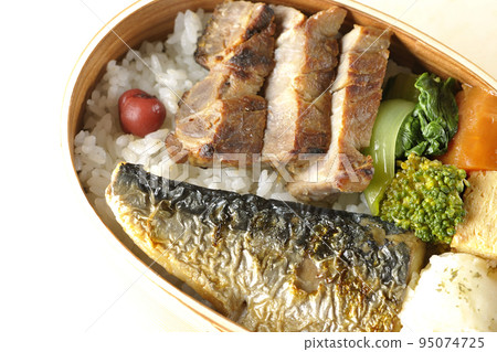 鳥瞰包含豬肉、土豆沙拉、煎蛋捲等的烤魚便當盒。 95074725