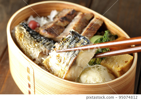 Eat salt-grilled mackerel in a grilled fish bento box containing pork, potato salad, and omelet. 95074812