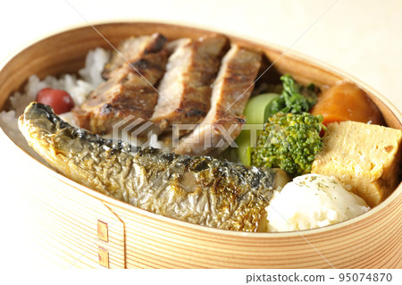 烤魚便當盒配豬肉、土豆沙拉、煎蛋捲等。 95074870