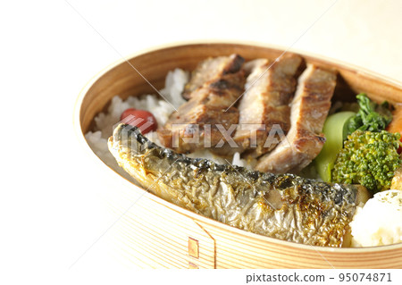烤魚便當盒配豬肉、土豆沙拉、煎蛋捲等。 95074871