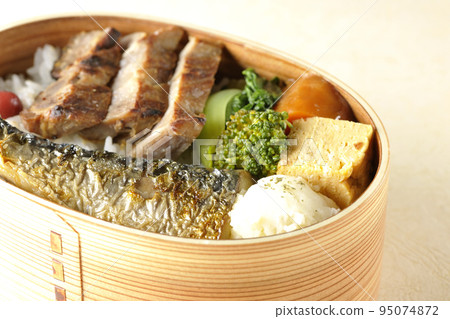 烤魚便當盒配豬肉、土豆沙拉、煎蛋捲等。 95074872