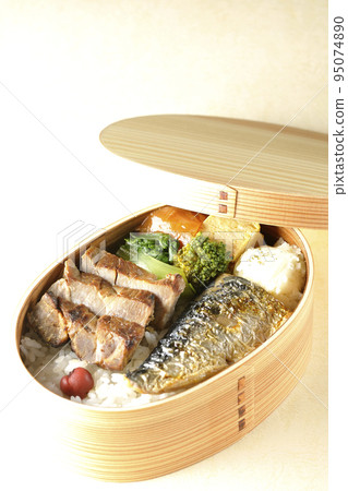 Grilled fish bento box with pork, potato salad, omelet, etc. 95074890