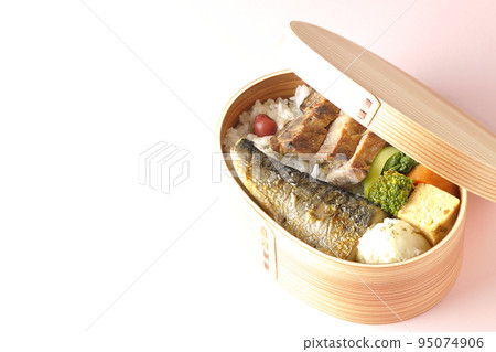 烤魚便當盒配豬肉、土豆沙拉、煎蛋捲等。 95074906