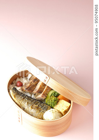 Grilled fish bento box with pork, potato salad, omelet, etc. 95074908