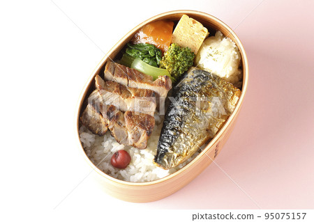 鳥瞰包含豬肉、土豆沙拉、煎蛋捲等的烤魚便當盒。 鳥瞰包含豬肉、土豆沙拉、煎蛋捲等的烤魚便當盒。 95075157