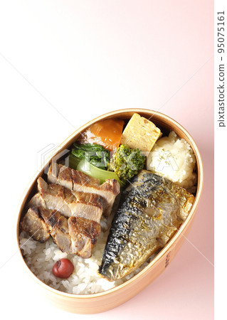 A bird's-eye view of a grilled fish bento box containing pork, potato salad, omelet, etc. A bird's-eye view of a grilled fish bento box containing pork, potato salad, omelet, etc. 95075161