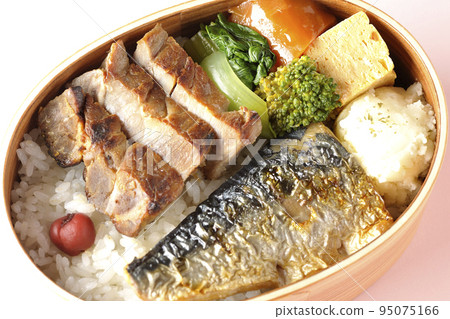 鳥瞰包含豬肉、土豆沙拉、煎蛋捲等的烤魚便當盒。 95075166