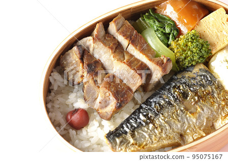 鳥瞰包含豬肉、土豆沙拉、煎蛋捲等的烤魚便當盒。 95075167