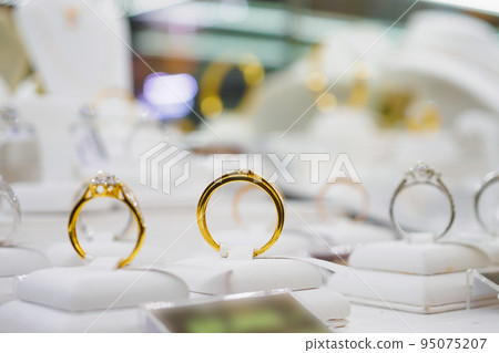 Jewelry diamond rings and necklaces show in luxury retail store window display 95075207