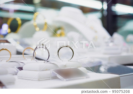 Jewelry diamond rings and necklaces show in luxury retail store window display 95075208