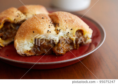 配料豐富的烤咖哩麵包 配料豐富的烤咖哩麵包 95075247