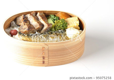 白色背景中的烤魚午餐盒，配有豬肉、土豆沙拉、煎蛋捲等 95075258