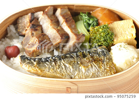 白色背景中的烤魚午餐盒,配有豬肉、土豆沙拉、煎蛋捲等 白色背景中的烤魚午餐盒,配有豬肉、土豆沙拉、煎蛋捲等 95075259